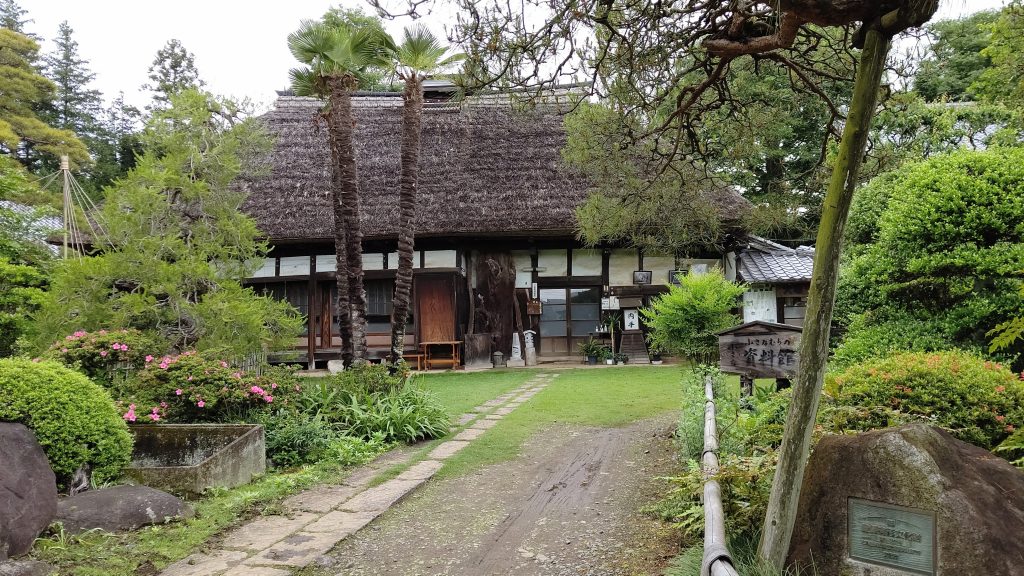 江戸時代末期建築の茅葺屋根の民家です。規模が大きく見ごたえがあります。国の登録有形文化財に指定されています。