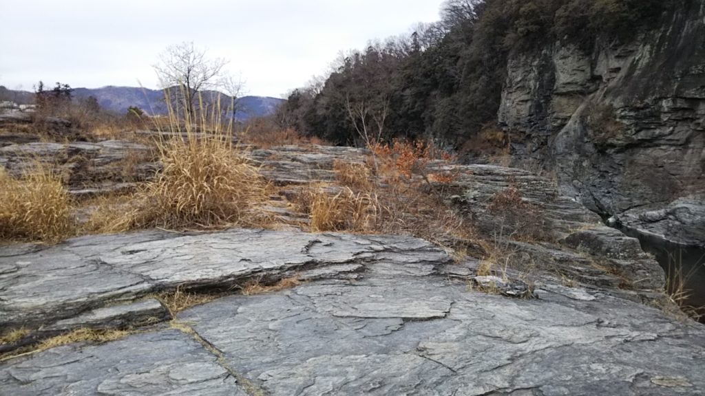 岩畳は国の指定名所・天然記念物となっています。この一枚岩すごいです。