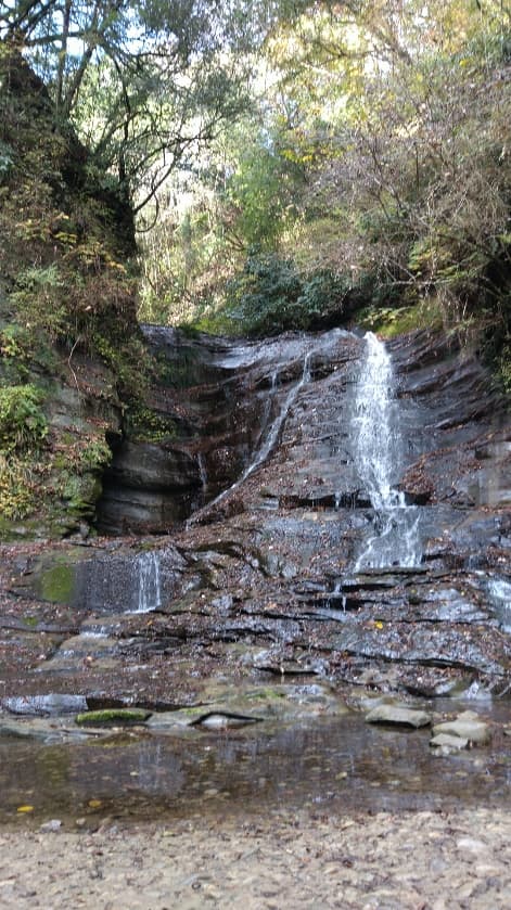この「万代の滝」は水量もあり見ごたえがあります。すぐ近くまで行くことができます。