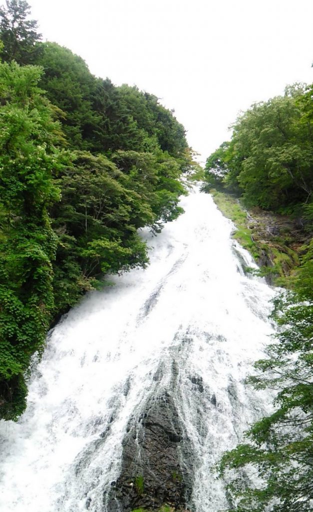 滝つぼのすぐ近くに観瀑台があり、目の前で流れ落ちる滝は大迫力です。